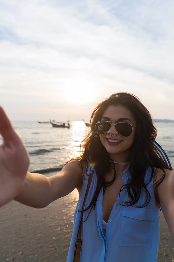 Mädchen-Strand-Sommer-Ferien, nehmen junge Frau Selfie-Foto-Sonnenuntergang stockbild Mädchen-Strand-Sommer-Ferien, nehmen junge Frau Selfie-Foto-Sonnenuntergang stockbild