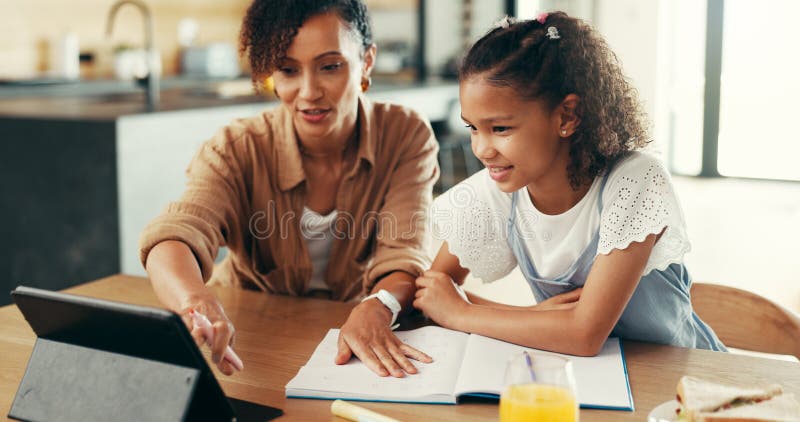 Mädchen Tablet und Bildung mit Mama Hilfe und E-Learning mit Notizen zu studieren und Online-Kurs. untergeordnetes Notebook und lizenzfreie stockfotografie
