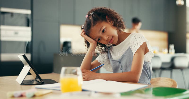 Mädchen Tablet und langweilig mit Bildung zu Hause für E-Learning-Noten und Studium für Online-Kurs. untergeordnetes Notebook und lizenzfreies stockfoto