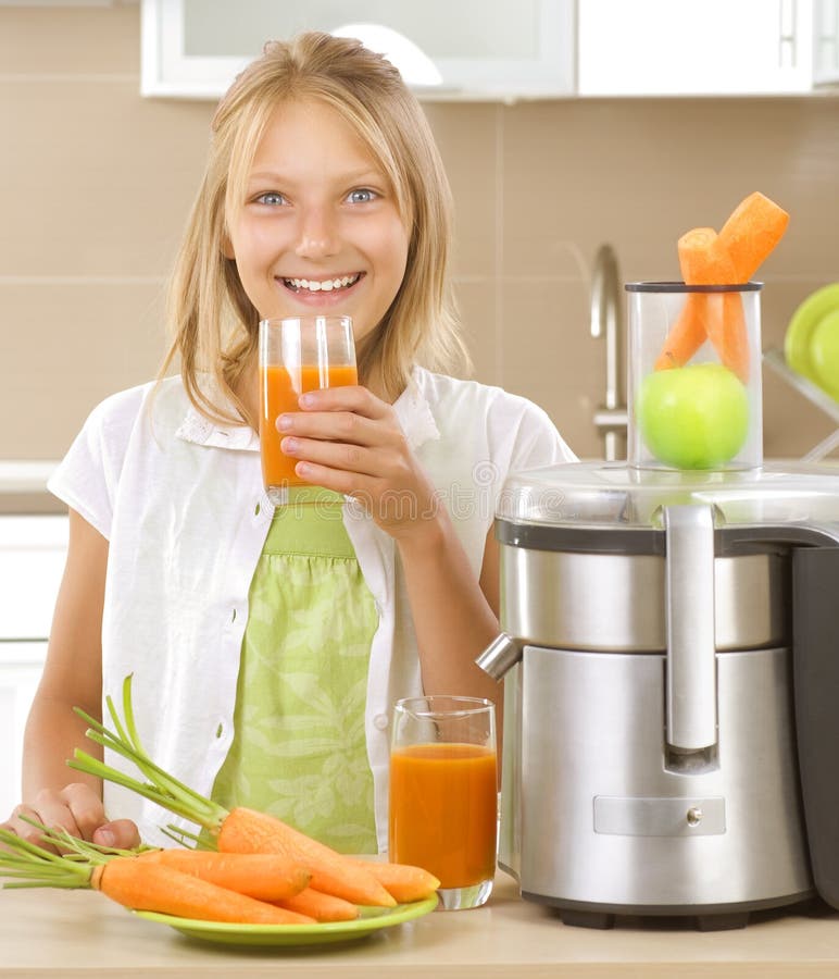 Mädchen-trinkender Saft lizenzfreie stockfotografie Mädchen-trinkender Saft lizenzfreie stockfotografie