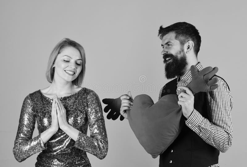 Mädchen und bärtiger Mann mit erfreuten Gesichtern spielen mit Herzen lizenzfreies stockbild Mädchen und bärtiger Mann mit erfreuten Gesichtern spielen mit Herzen lizenzfreies stockbild