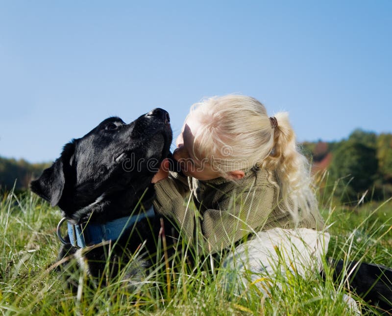 Mädchen und ihr Hund lizenzfreie stockfotografie Mädchen und ihr Hund lizenzfreie stockfotografie
