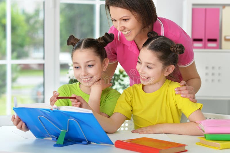 Mädchen und Mutter, die Hausarbeit tun stockbild Mädchen und Mutter, die Hausarbeit tun stockbild