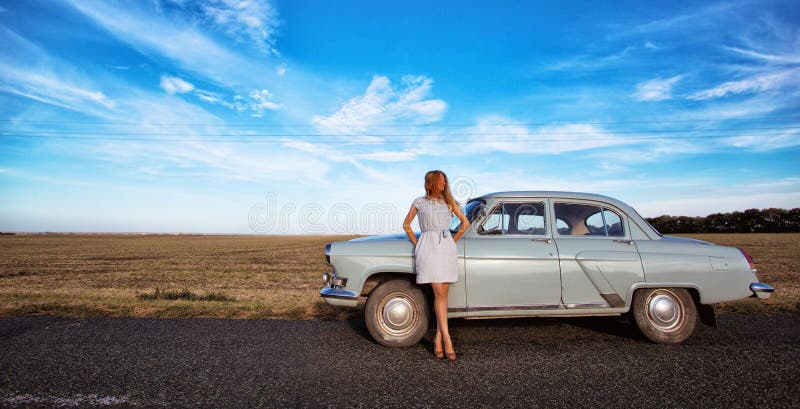 Mädchen und Retro- Auto lizenzfreies stockfoto Mädchen und Retro- Auto lizenzfreies stockfoto