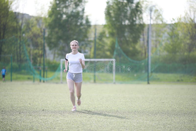 Mädchen und Sportlebensstil, der Übungen tut lizenzfreie stockfotografie Mädchen und Sportlebensstil, der Übungen tut lizenzfreie stockfotografie
