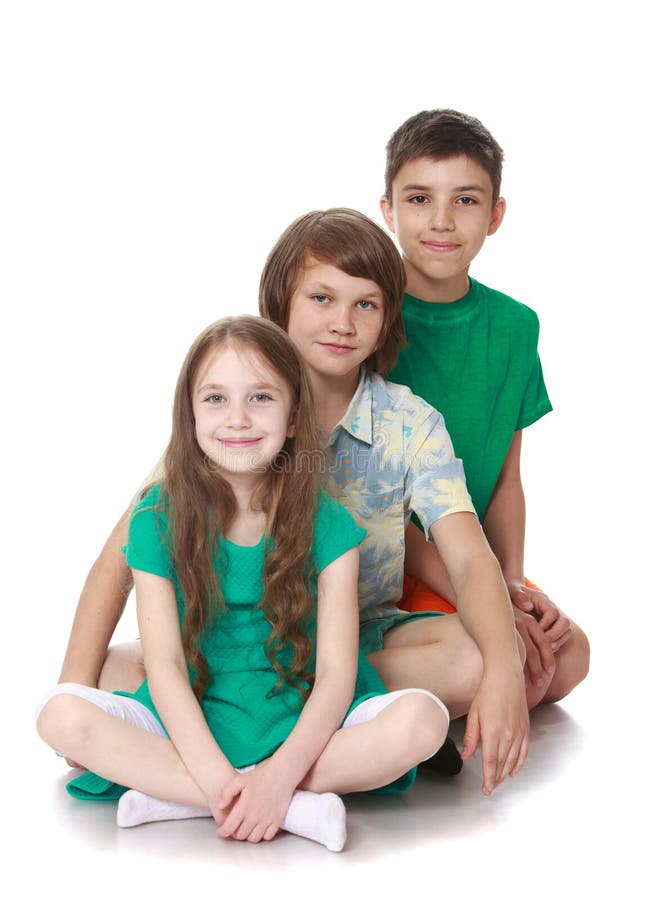 Mädchen und zwei Jungen stockbild Mädchen und zwei Jungen stockbild