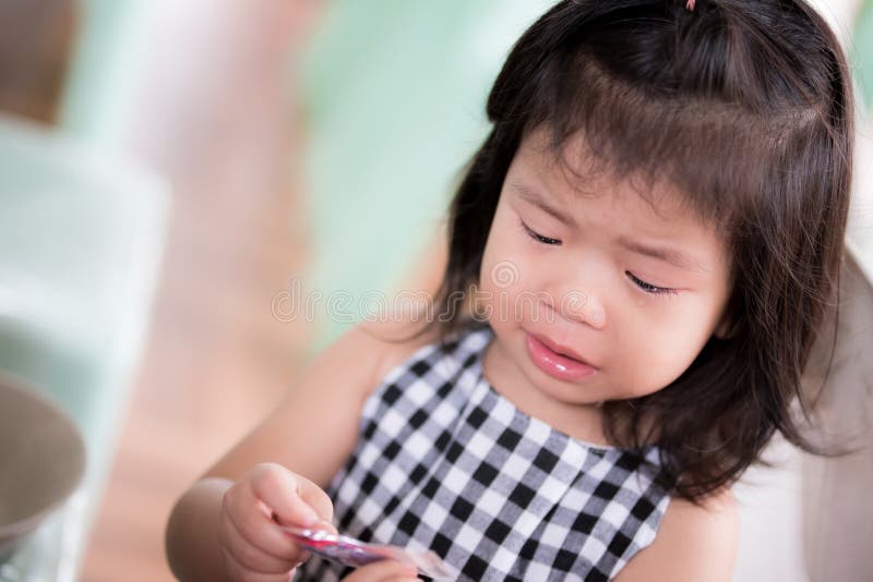 Mädchen weinte, als sie die Süßigkeit nicht aufschnüren könnte. trauriges Kind. gewesene Kinder bereit. lizenzfreie stockfotos