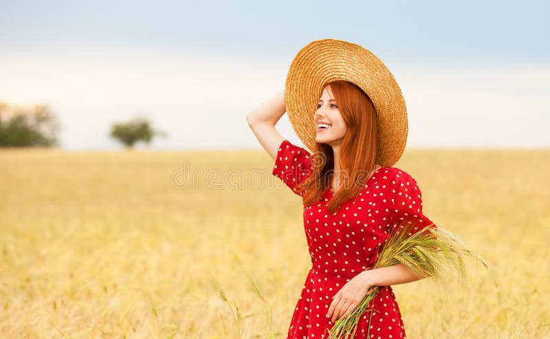 Mädchen am Weizenfeld lizenzfreies stockbild Mädchen am Weizenfeld lizenzfreies stockbild