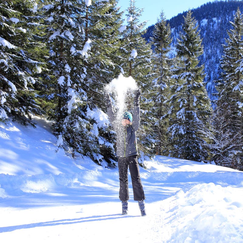 Mädchen wirft oben etwas Schnee stockfotografie Mädchen wirft oben etwas Schnee stockfotografie