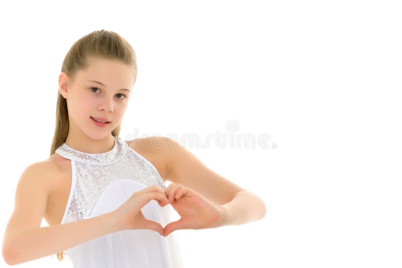 Mädchen zeigt Herz mit ihren Händen. lizenzfreies stockbild