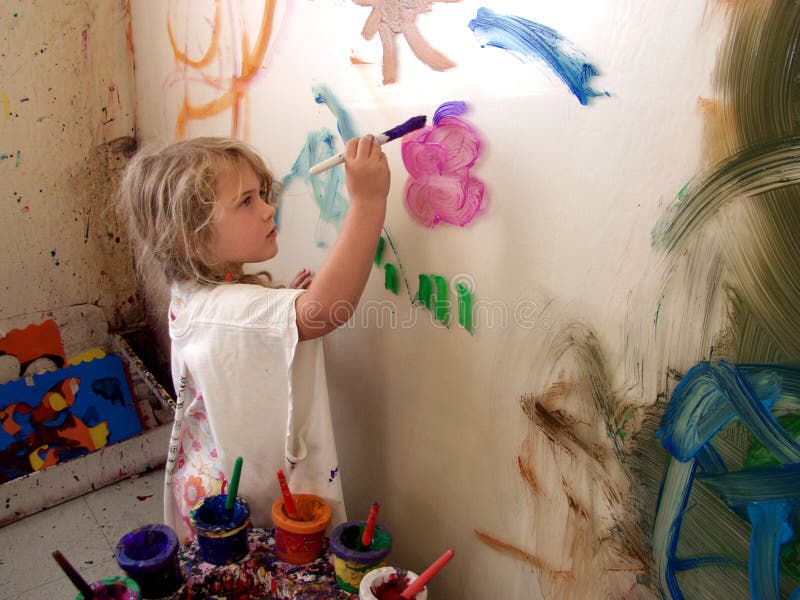 Mädchenanstrich auf Wand stockfotos Mädchenanstrich auf Wand stockfotos