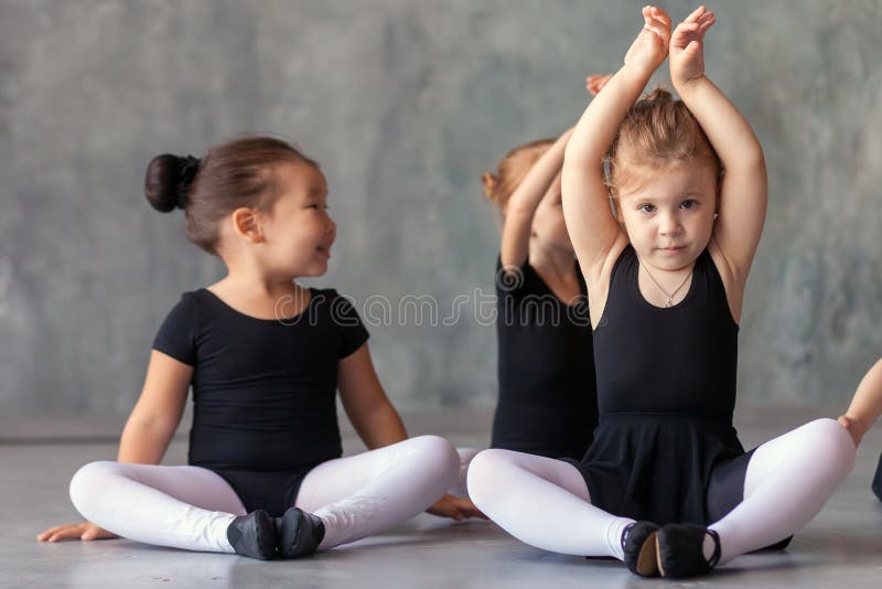 Mädchenausdehnung vor einem Ballett stockfotos Mädchenausdehnung vor einem Ballett stockfotos