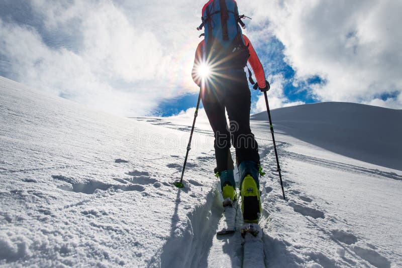 Mädchenbergsteigeraufstieg auf Skis und Seehundsfellen lizenzfreie stockfotos Mädchenbergsteigeraufstieg auf Skis und Seehundsfellen lizenzfreie stockfotos