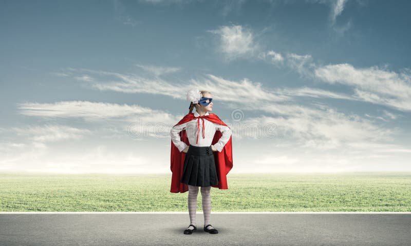 Mädchenenergiekonzept mit Gutem Kinderwächter gegen cloudscape Hintergrund Gemischte Medien stockbilder