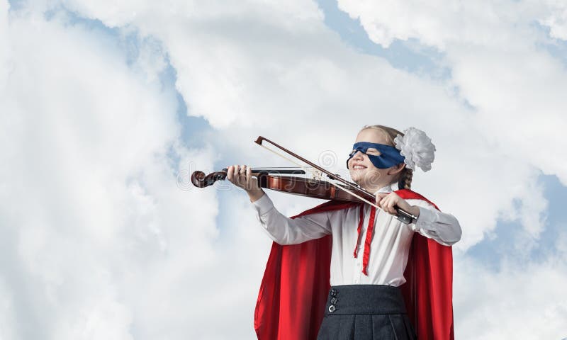 Mädchenenergiekonzept mit Gutem Kinderwächter gegen cloudscape Hintergrund lizenzfreies stockbild
