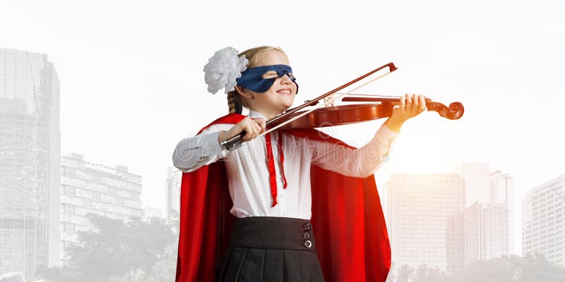 Mädchenenergiekonzept mit Gutem Kinderwächter gegen Stadtbildhintergrund lizenzfreies stockfoto