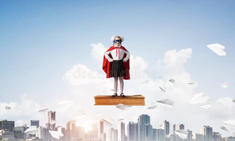 Mädchenenergiekonzept mit Kindertragendem Kap und Maske und spielen Tierhalter Gemischte Medien stockfoto