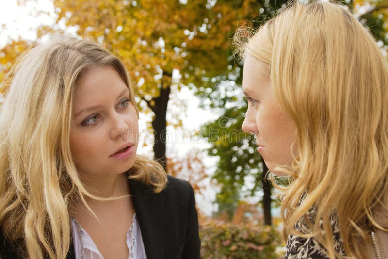 Mädchengespräche lizenzfreie stockfotografie Mädchengespräche lizenzfreie stockfotografie