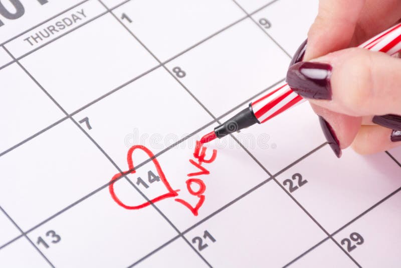 Mädchenhand mit Herzform und -c$schreiben des roten Filzstifts zeichnender von Wort Liebe in Kalender stockfoto Mädchenhand mit Herzform und -c$schreiben des roten Filzstifts zeichnender von Wort Liebe in Kalender stockfoto