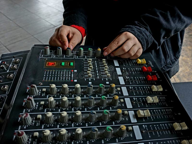 Mädchenhände auf dem Musikbedienfeld stockfotografie Mädchenhände auf dem Musikbedienfeld stockfotografie