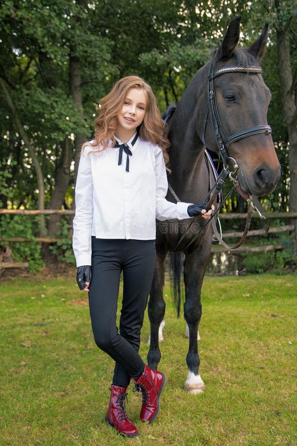 Mädchenjugendlicher mit einem Pferd stockfoto Mädchenjugendlicher mit einem Pferd stockfoto