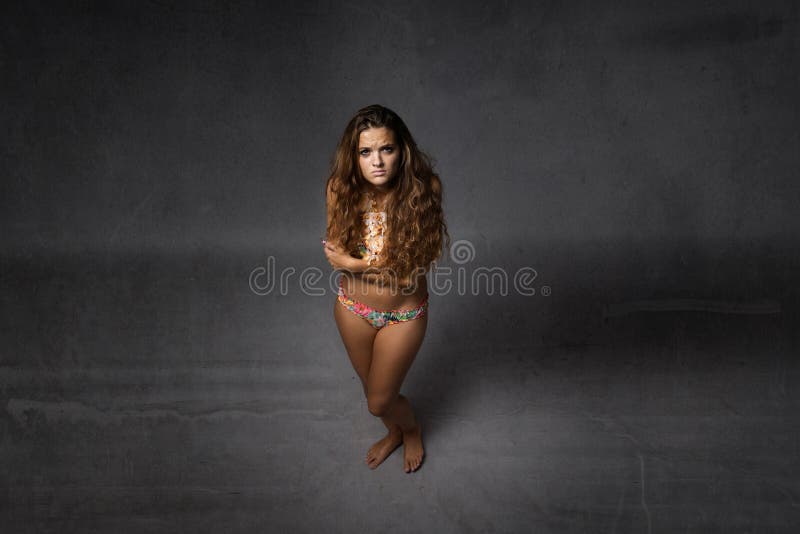 Mädchenkälte im Sommerkleid lizenzfreie stockfotos Mädchenkälte im Sommerkleid lizenzfreie stockfotos