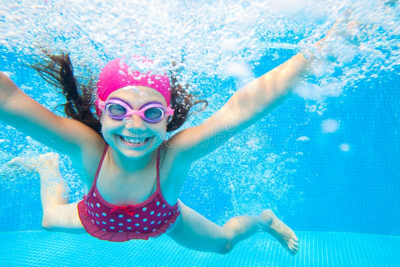 Mädchenschwimmen Im Pool Stockbild Bild Von Nett Kindheit 160707441