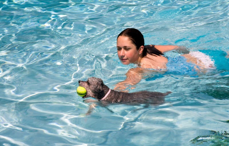 Mädchenschwimmen mit Hund lizenzfreie stockfotos Mädchenschwimmen mit Hund lizenzfreie stockfotos