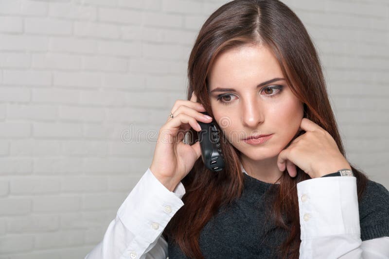Mädchensekretär spricht telefonisch, sein Anstarren nachdenklich fallenlassend stockfoto Mädchensekretär spricht telefonisch, sein Anstarren nachdenklich fallenlassend stockfoto