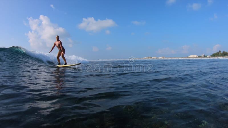 Mädchensurfer reitet Meereswogen