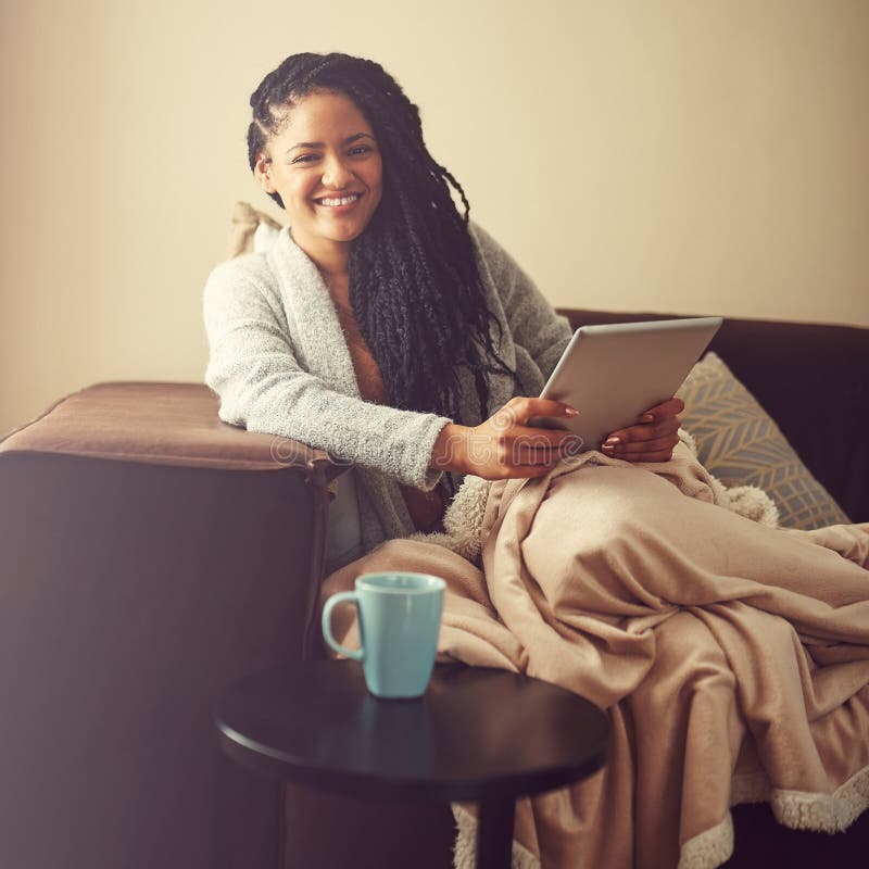 Mädchentablette und Lächeln auf Sofa-Portrait und Kontakt mit Chat-Decke und Online-Dating zu Hause. Frau lizenzfreies stockfoto