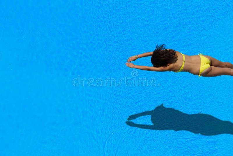 Mädchentauchen im Swimmingpool lizenzfreies stockbild Mädchentauchen im Swimmingpool lizenzfreies stockbild