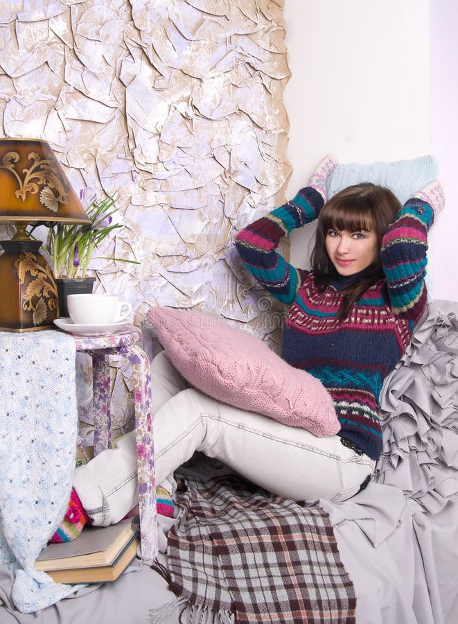 Mädchenwinterkleidung in einem gemütlichen Innenraum lizenzfreie stockfotos Mädchenwinterkleidung in einem gemütlichen Innenraum lizenzfreie stockfotos