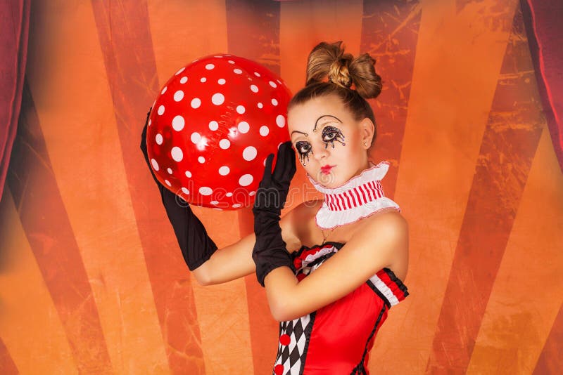 Mädchenzirkus mit einem Ball lizenzfreies stockbild Mädchenzirkus mit einem Ball lizenzfreies stockbild
