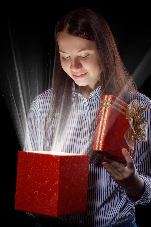 Mädchenöffnungs-Geschenkkasten lizenzfreie stockfotos Mädchenöffnungs-Geschenkkasten lizenzfreie stockfotos
