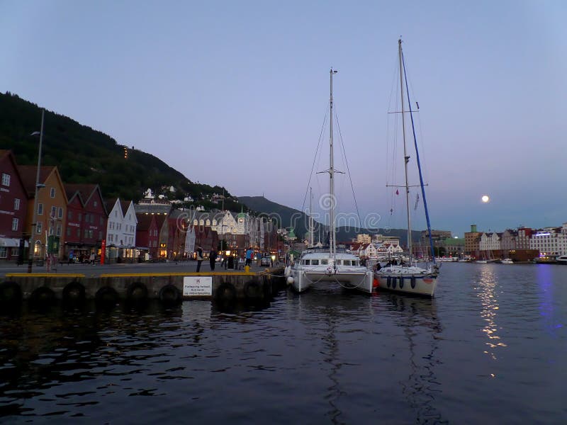 Mäktig fullmåne över Bryggen, den berömda historiska hamnen av Bergen, Norge royaltyfria foton Mäktig fullmåne över Bryggen, den berömda historiska hamnen av Bergen, Norge royaltyfria foton