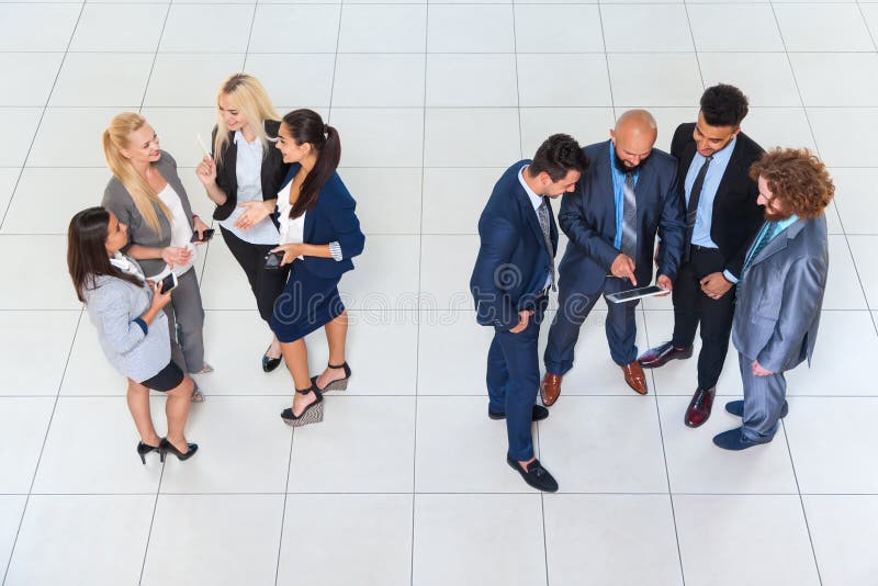 Män och kvinnor för grupp för affärsfolk som står den separata kollegan Team Communication för diskussionsmöteBusinesspeople fotografering för bildbyråer Män och kvinnor för grupp för affärsfolk som står den separata kollegan Team Communication för diskussionsmöteBusinesspeople fotografering för bildbyråer