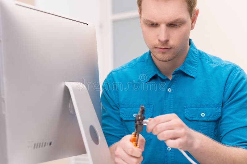 Män som reparerar TVkabel. arkivbild Män som reparerar TVkabel. arkivbild