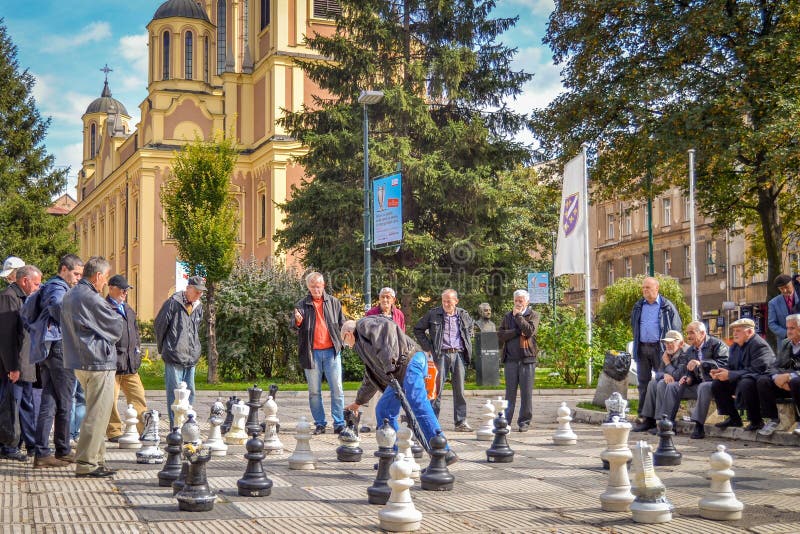 Män som spelar jätte- schack, Sarajevo, Bosnien