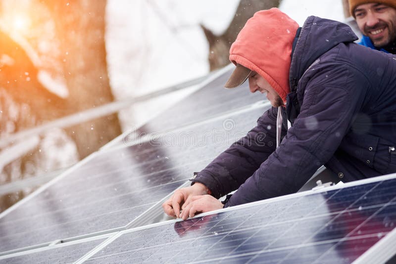 Män är förlovade i installationen av sol- celler arkivfoton Män är förlovade i installationen av sol- celler arkivfoton