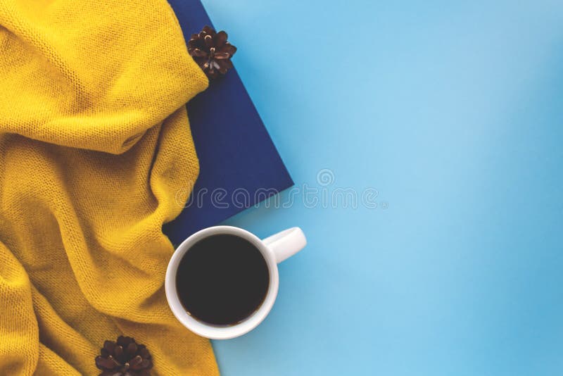 Mängd kaffe i höstens flatläggsammansättning royaltyfri foto Mängd kaffe i höstens flatläggsammansättning royaltyfri foto