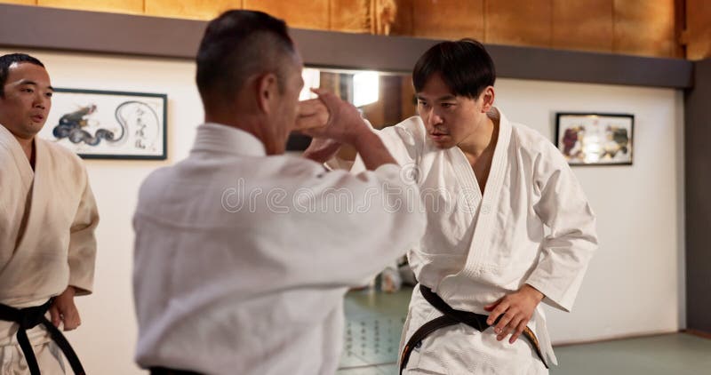 Männer aikido kämpfen oder Sensei für Kampftraining oder schwarze Gürtelstudenten für Kampfkunst. Energieprofi oder