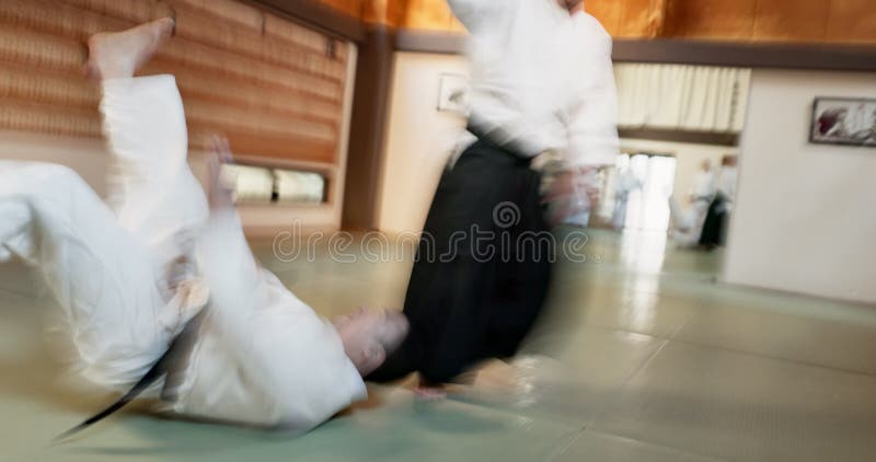 Männer aikido kämpfen und sensei für Selbstverteidigungspraxis und schwarze Gürtelstudenten für Kampfkunst. Ausbildung