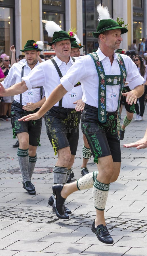 2018: Männer in den typischen bayerischen ledernen Hosen, die an dem Schwulenparade-alias Christopher Street Day CSD in München, lizenzfreie stockfotos 2018: Männer in den typischen bayerischen ledernen Hosen, die an dem Schwulenparade-alias Christopher Street Day CSD in München, lizenzfreie stockfotos