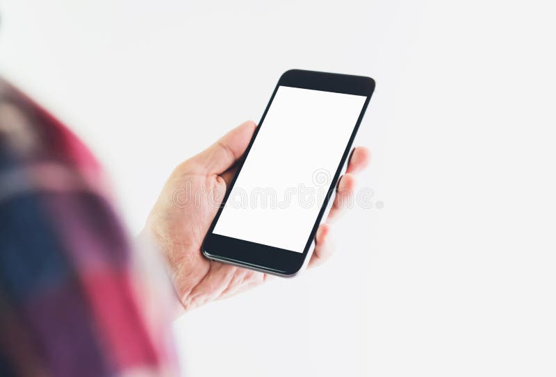 Männer im roten Hemd, das einen schwarzen Telefonleeren bildschirm, passend für die Grafiken benutzt für die Werbung trägt lizenzfreies stockfoto Männer im roten Hemd, das einen schwarzen Telefonleeren bildschirm, passend für die Grafiken benutzt für die Werbung trägt lizenzfreies stockfoto