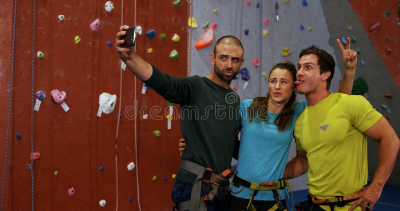 Männer und Frau, die ein selfie an bouldering Turnhalle 4k nehmen