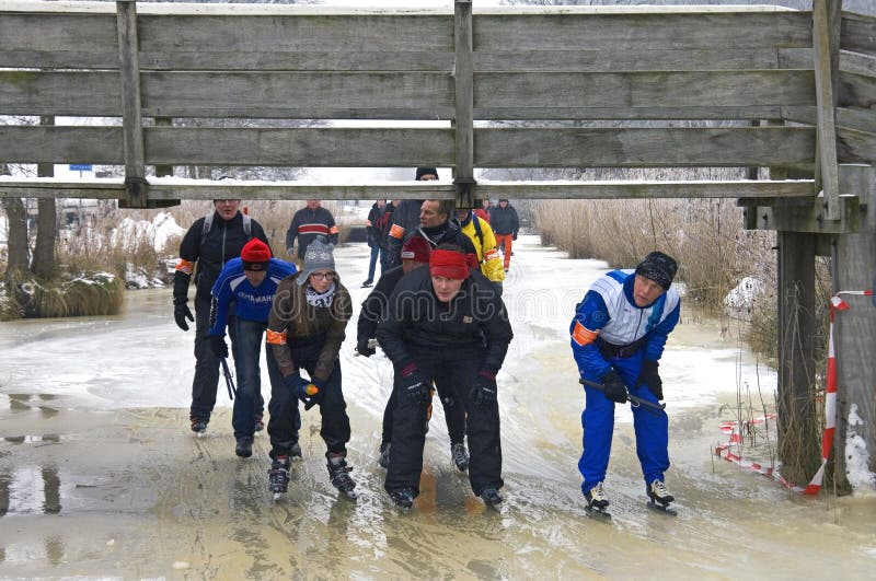 Männer und Frauen, die auf natürliches Eis, die Niederlande eislaufen