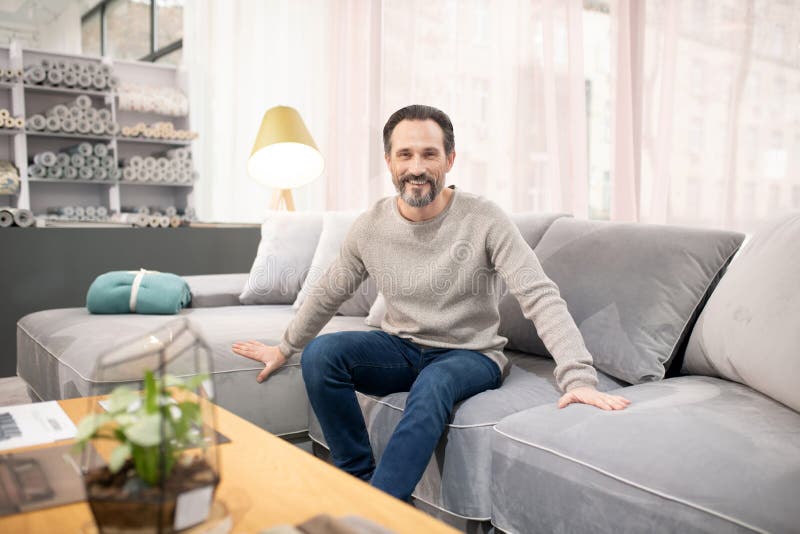 Människan i ljust svettare och jeans mår bra arkivfoton Människan i ljust svettare och jeans mår bra arkivfoton