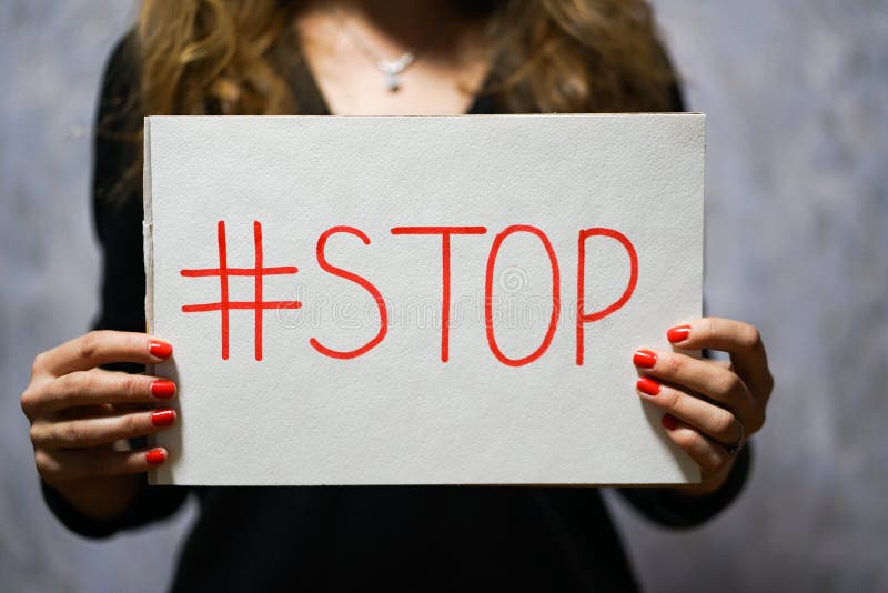 Människan är fysiskt aggressiv mot familjen, sexuella övergrepp, stoppa våld, kvinnor royaltyfria foton Människan är fysiskt aggressiv mot familjen, sexuella övergrepp, stoppa våld, kvinnor royaltyfria foton