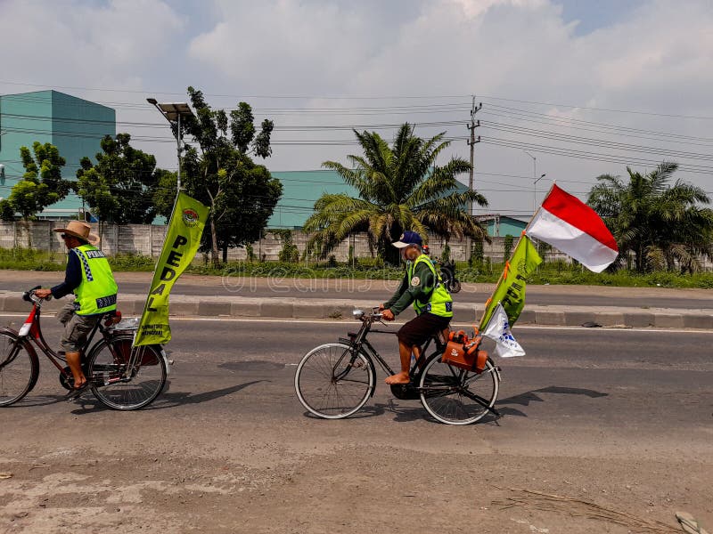 Människor cyklar på motorvägen. Cykelparad eller gammal cykel. mojokerto öst java indonesia. juli 2022 royaltyfria foton